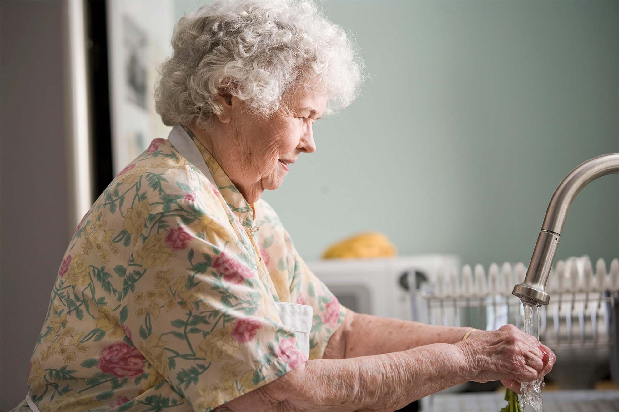 woman-washing-her-hands